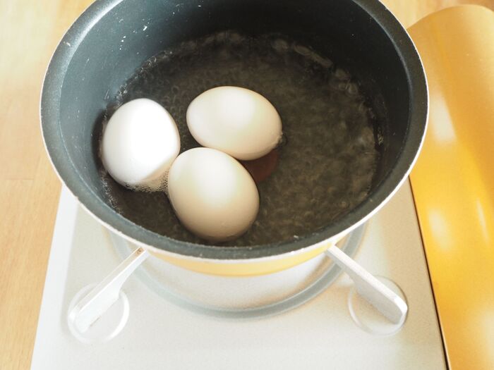 お湯からゆでて半熟から固ゆでまで理想の固さに！ゆで卵の基本レシピ
