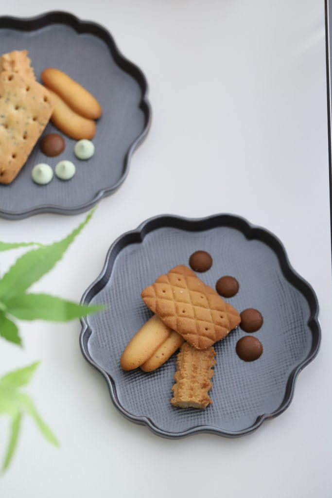 お皿に盛りつけた手作りのナッツクッキーの写真素材234290384 毎月1点無料 フリー のストックフォト イメージマート