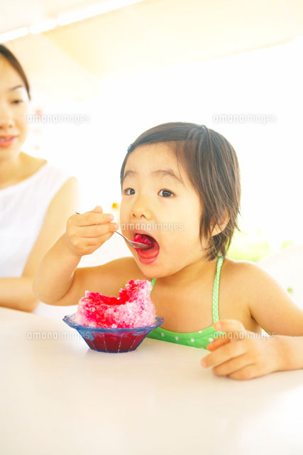 手描きイラスト、かき氷を食べる女の子と猫のイラスト素材80956350- PIXTA