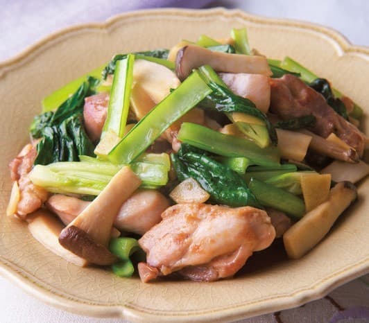 小松菜と鶏むねのオイスター炒め オイスターソースでコクうま!小松菜をシャキシャキにするポイントも♪macaroni マカロニ