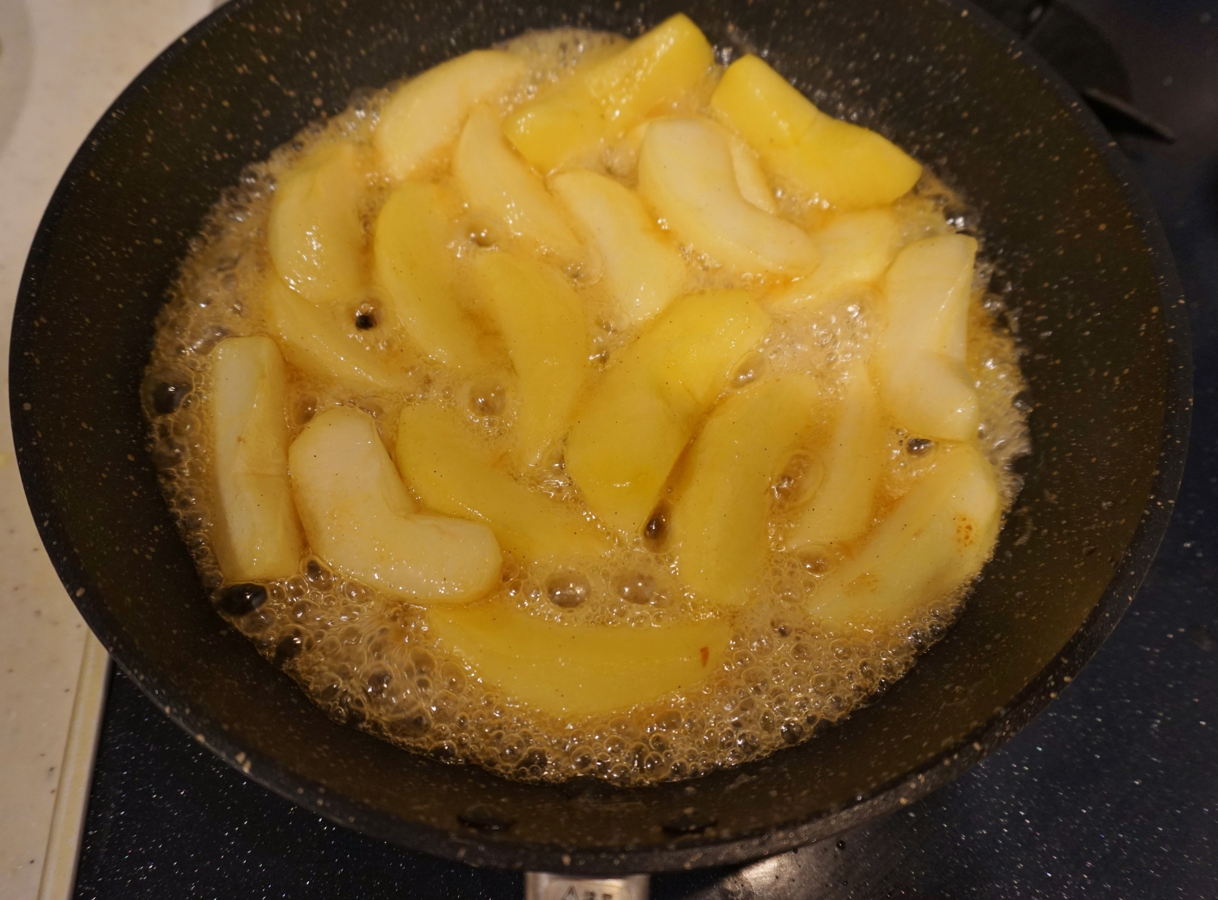 シナモン煮りんご入りパンドカンパーニュ 写真素材5303397- フォトライブラリ