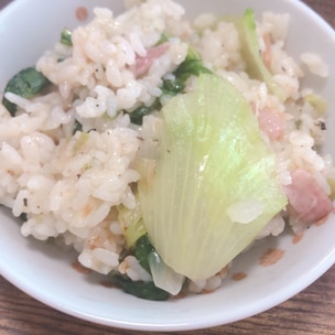 食欲そそる！ たっぷりレタスのツナチャーハン