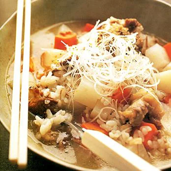 bibigo.jp さんのコムタンクッパ の素を使ってアレンジ。 とっても簡単なんですが ごはん にコムタンクッパの素を加えてお湯を注ぎお茶漬け的な作り方で牛骨スープが濃厚なコムタンができます。 わたしはここに ごはん→黒豆ごはんビビゴ コムタンクッパの素 万能