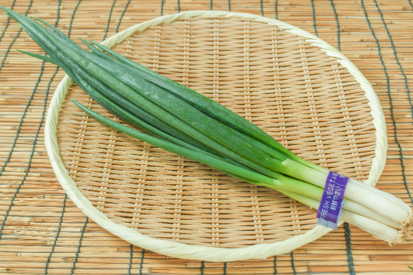 ネギだけシンプルだけど、つい手が出ちゃう 「ヘルシーおつまみ、焼きねぎのグリグリ」 熊本県のご当地グルメ、ねぎのグリグリ ぐるぐる？ 知ってますか？昨日今日と熊本に帰ってきました。祖母が畑でとれたネギでよく作ってくれていたそれは、ゆでたねぎを巻いて