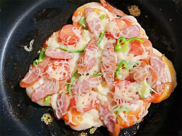 余ったカレーが絶品ピザに？ 餃子の皮で作る簡単レシピに「この手があったか」「天才すぎ」 grape ｄメニューニュース NTTドコモ