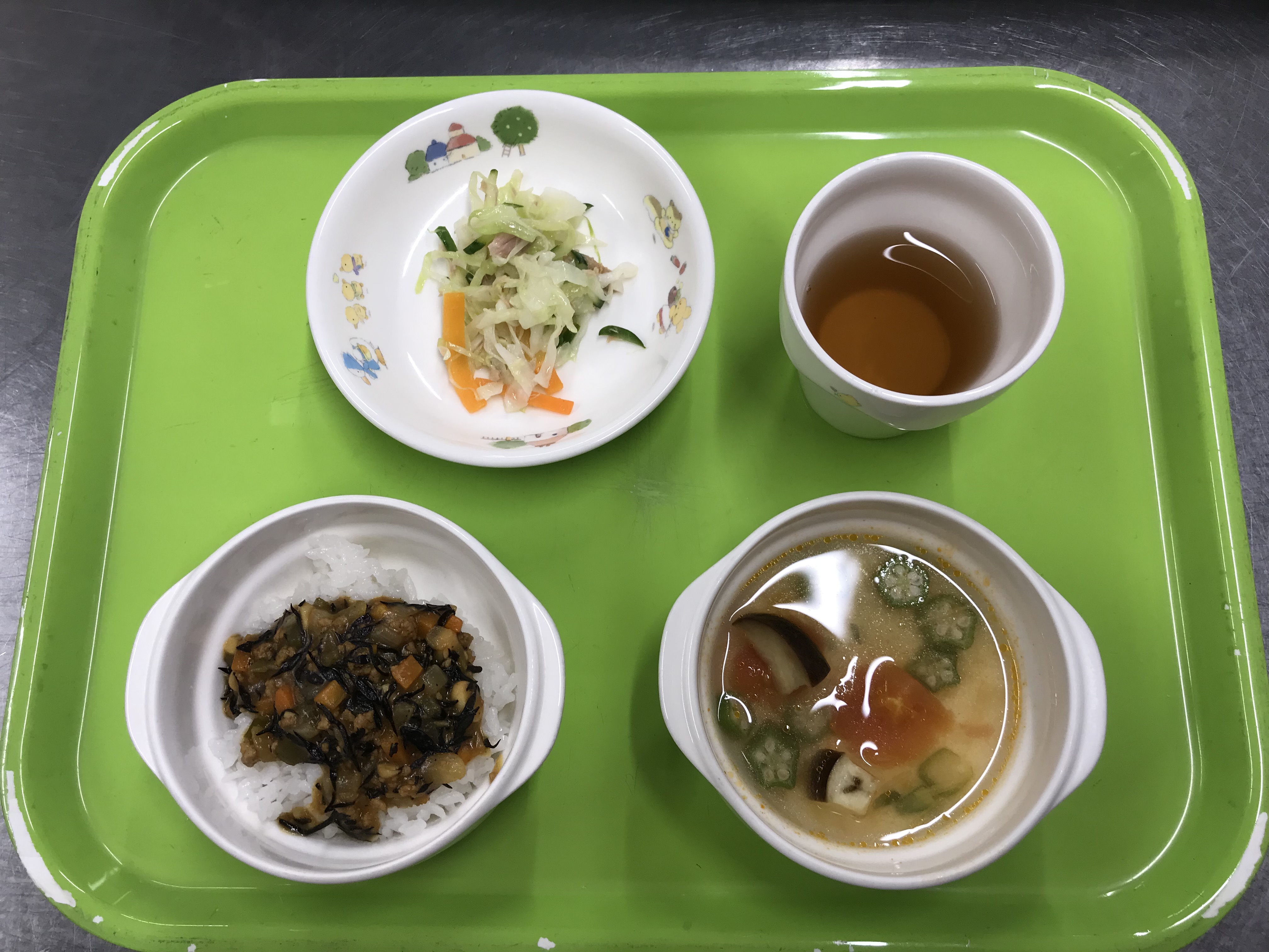 今日の給食はきつねうどん夏野菜サラダ おやつは牛乳ミニ野菜スティックチーズ ・今日は冷たいきつねうどんと夏野菜でさっぱりしたメニューでした🍽️京都給食保育園