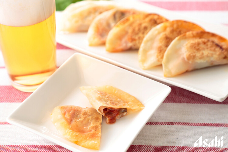 ギョーザの皮で巻いて焼くだけ カリカリつるるん！えのきとベーコンの簡単おつまみレシピ・作り方Tasty