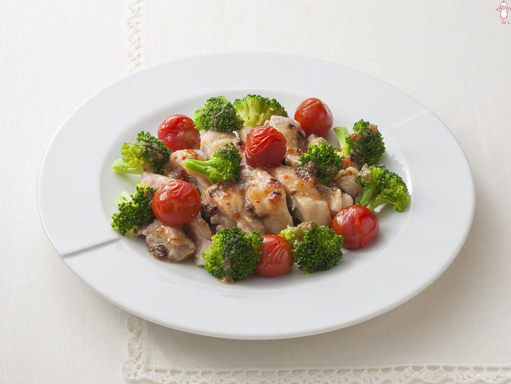 鶏の旨味を吸い尽くして、バリバリになるまで焼いたブロッコリーは最高に旨い最高に旨いブロッコリーの食べ方ブロッコリー 250g〜300g、鳥もも1枚に全体的に軽く塩振ってオリーブオイルをかけてオーブントースターで鶏肉に火が入るまで焼く。完成