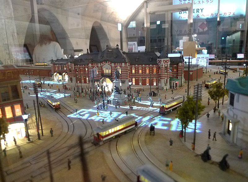 電車と電車の間でランチ！？世界一電車が近すぎるレストラン！神田万世橋 RESTAURANT PLATINUM FISH プラチナフィッシュ-ゆるいくじ