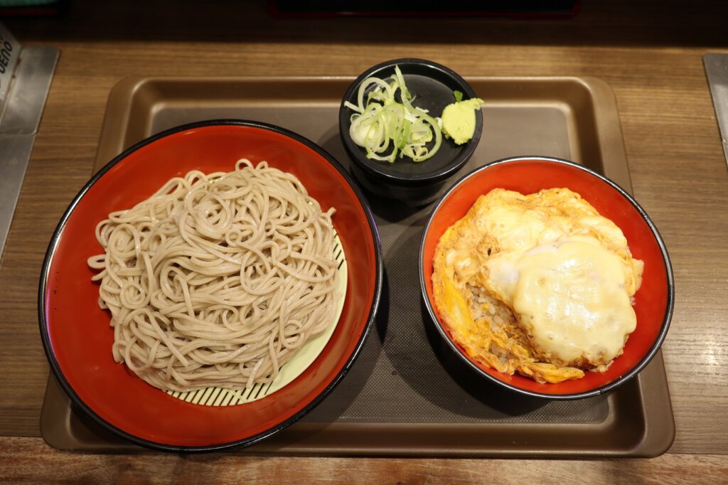 僕の昼ごはん🍚 税込198円😋びっくりジャンボメンチカツ丼