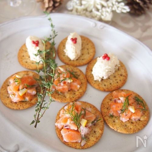 切って混ぜるだけ！「スモークサーモンのクリチカナッペ」