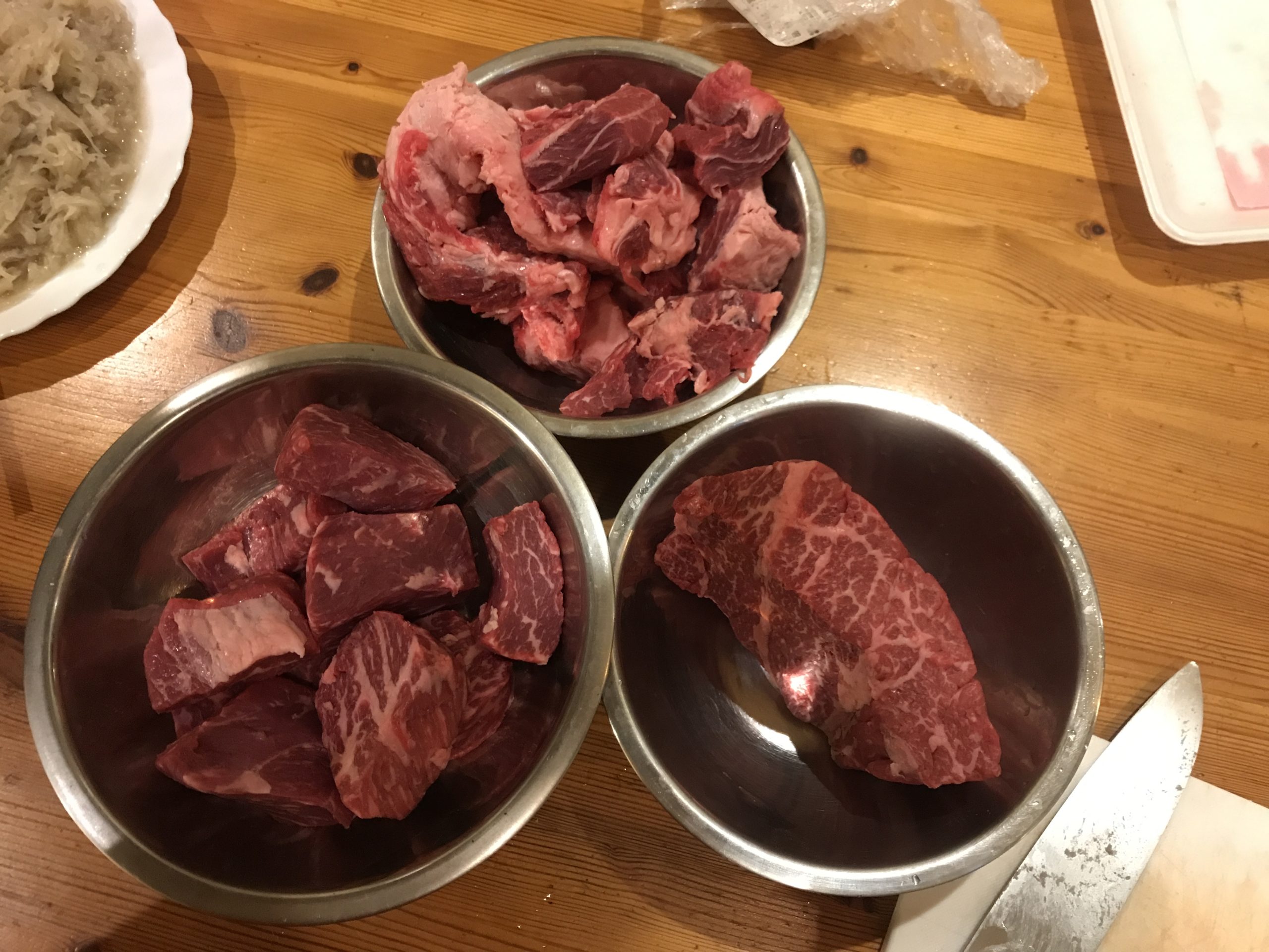 コストコで1.3kgの牛肩ロース塊を買って、低温調理でローストビーフを作りました。 とっても柔らかで美味しいです。ホットクック部