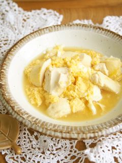 ほうれん草・豆腐・油揚げ・竹輪の卵とじ