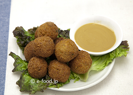 ファラフェルサンド Falafel ファラフェル ：中東や地中海地域で人気のヴィーガン料理。ひよこ豆やそら豆、ハーブ、スパイスを練って丸め、油で揚げたもの。SIU.のファラフェルサンドはピタパンで提供しています。vegankanazawavegan