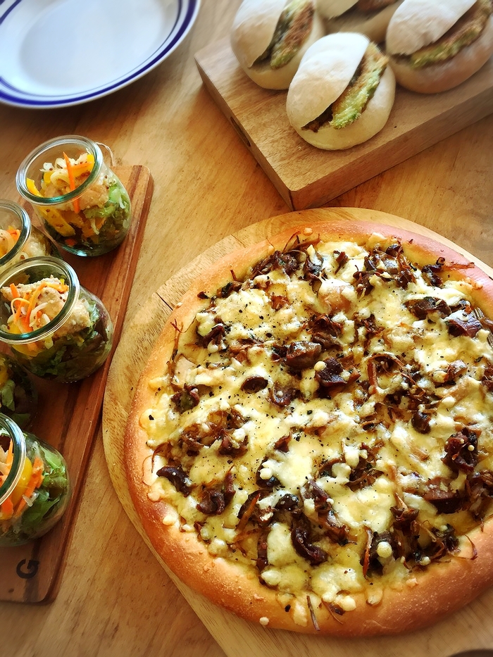 株式会社デルソーレ 公式🍄🍄🍄ボスカイオーラピザ\ ミラノ風ピザクラストを使ったアレンジレシピ!・ きのこ好きにはたまらない🍄‼「ボスカイオーラピザ🍕」のご紹介です! きのこが主役のピザです🍕 にんにくのパンチを効かせた