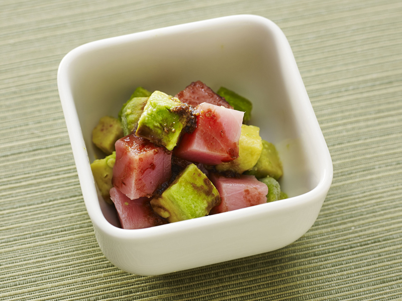 ごま油香るマグロとアボカドの山かけ