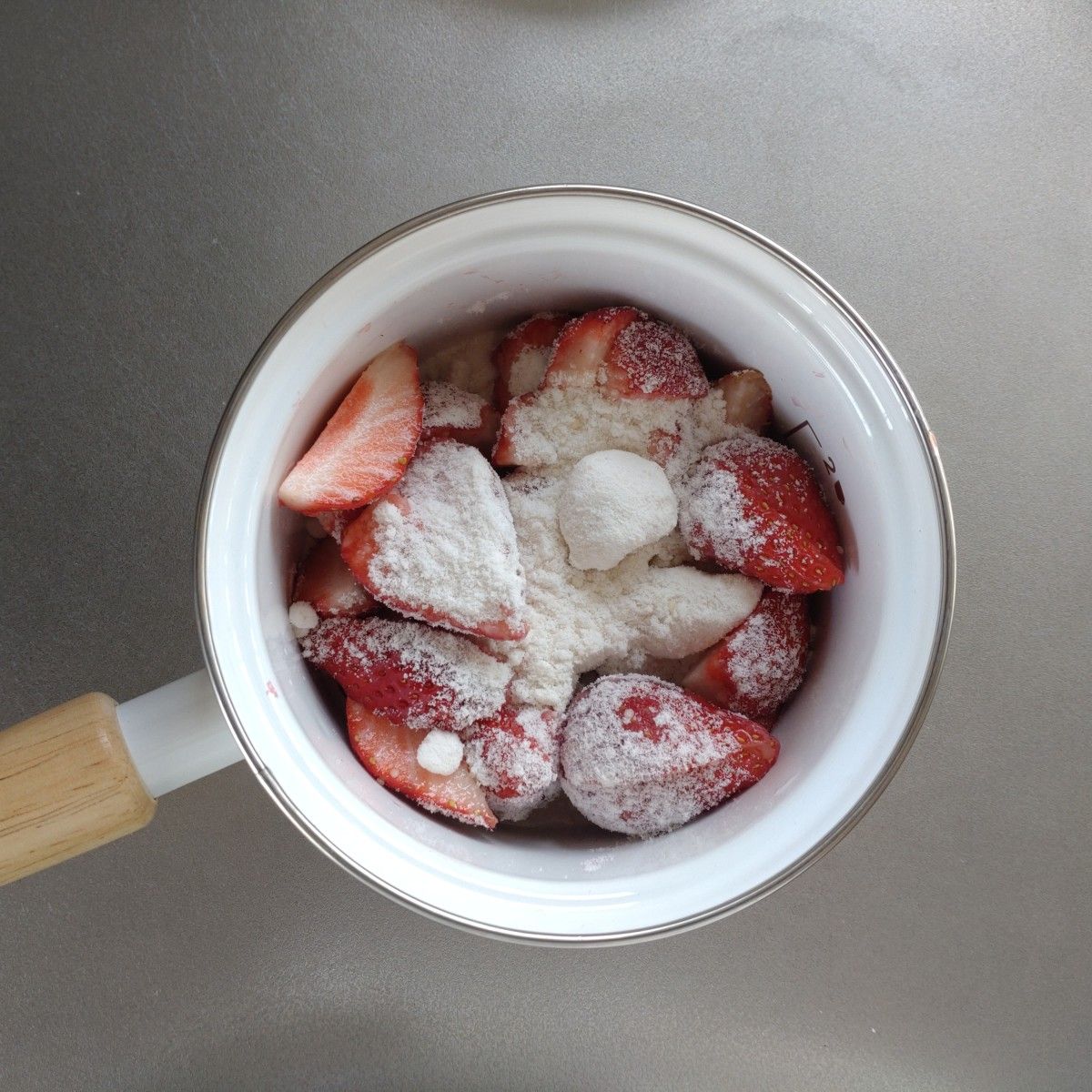 ミキサーなしで🍓「 いちごミルクジュース」このレシピのポイントは↓の投稿文をチェックしてくださいね✨⁠ .⁠----------------------------------⁠ ✍️このレシピのポイントは ⁠ .⁠ ✔️ミキサーいらずでフレッシュなジュースが作れる🥤⁠✔️ヨーグルト、牛乳を混ぜて