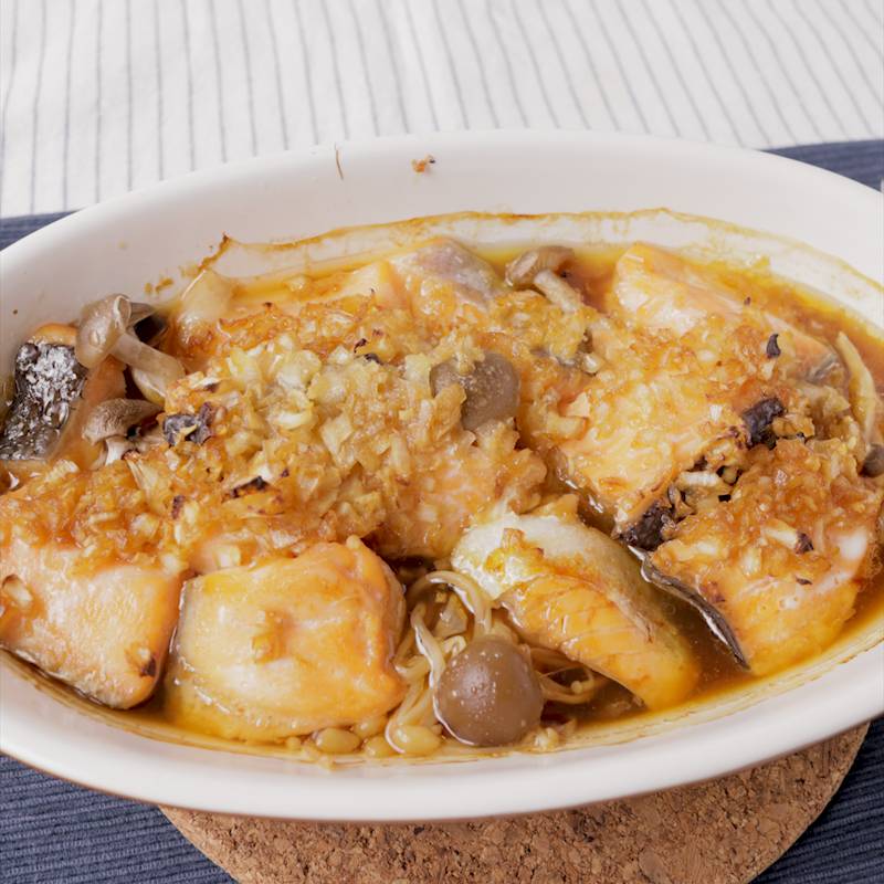 オーブンレンジで簡単にできる 「鮭ときのこのホイル焼き」を紹介します🐟 🧈 秋鮭が美味しい季節、夜ごはんの1品にいかがでしょうか？ □材料 2人分生ざけ ２切れ □ Ａ 玉ねぎ 薄切り40g にんじん 細切り40g しめじ 石づきをとる40g □ 調味料 塩・こしょう