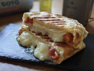 手作り山ごはん・キャンプ飯 まるで爆弾!!ベーコンでカマンベールをまるごと包んだ「肉巻きカマンベール」山ごはん屋 山メシのレシピ・登山情報ブログ