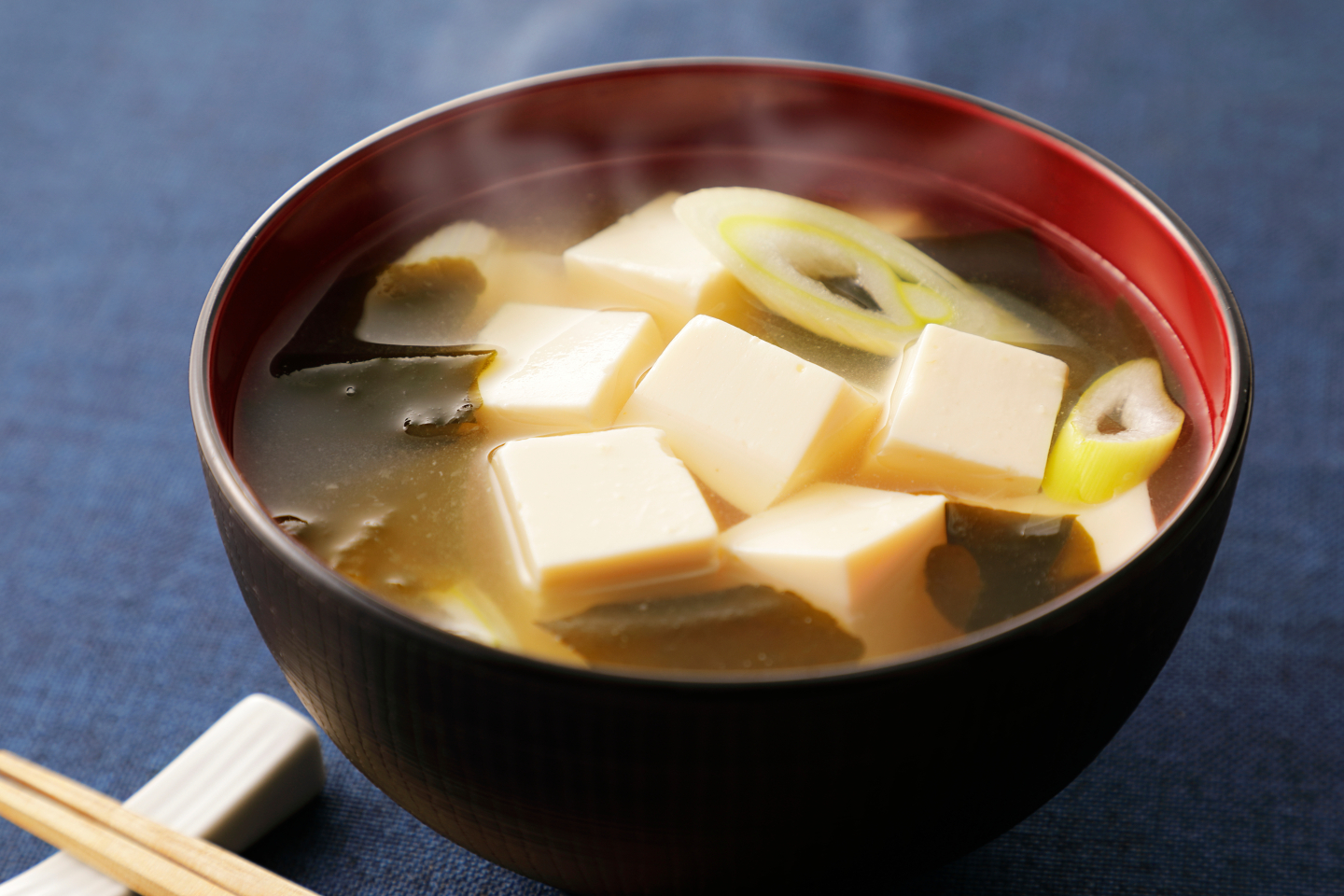 深いコクがおいしい 赤だしの味噌汁