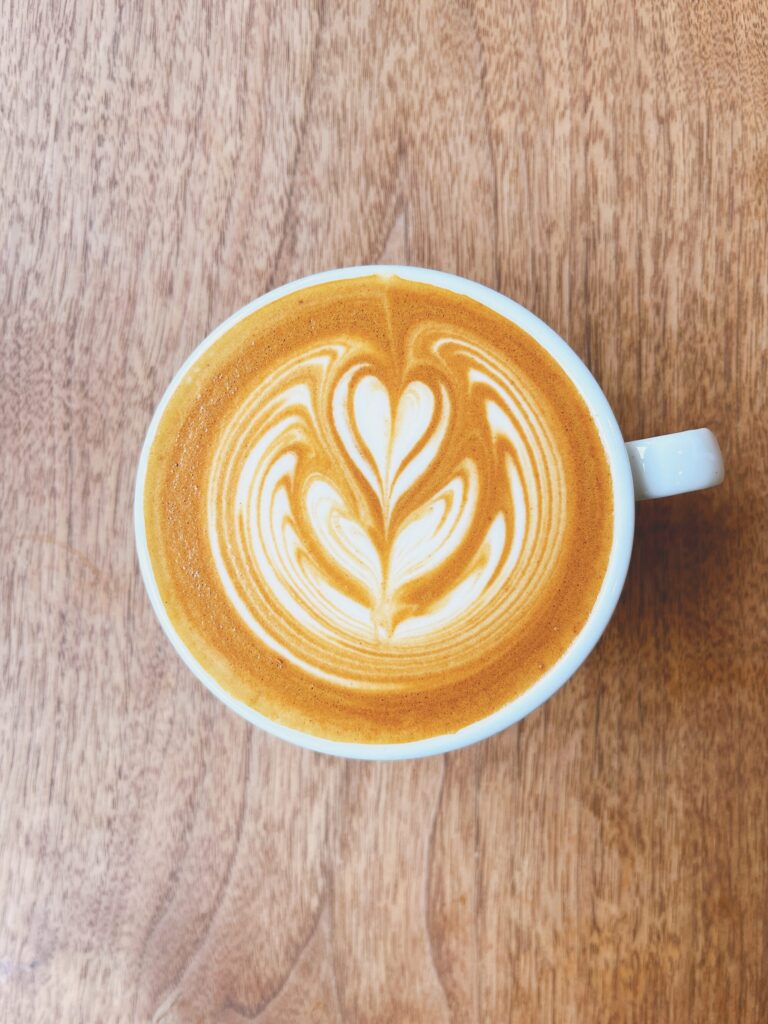 スローハートの注ぎ方です！, スローは見てると簡単そうですが、, やってみると難しさを実感すると思います笑,下の2つのポイントを意識して練習してみて下さい！, ① 4往復でok, ② 流量多め、左手の返しも早めに, この動画を参考にスローの感覚が掴めると,嬉しく思います🤝