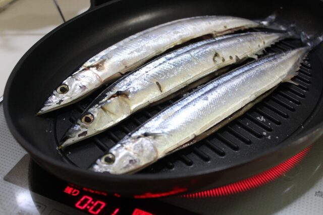 フライパンでさんまの塩焼き