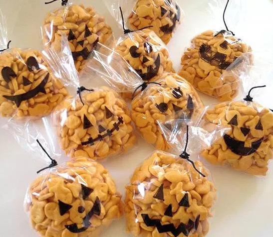 紙皿で簡単～ハロウィンお菓子のミニバスケットハンドメイドの作り方・アイデア暮らしニスタ