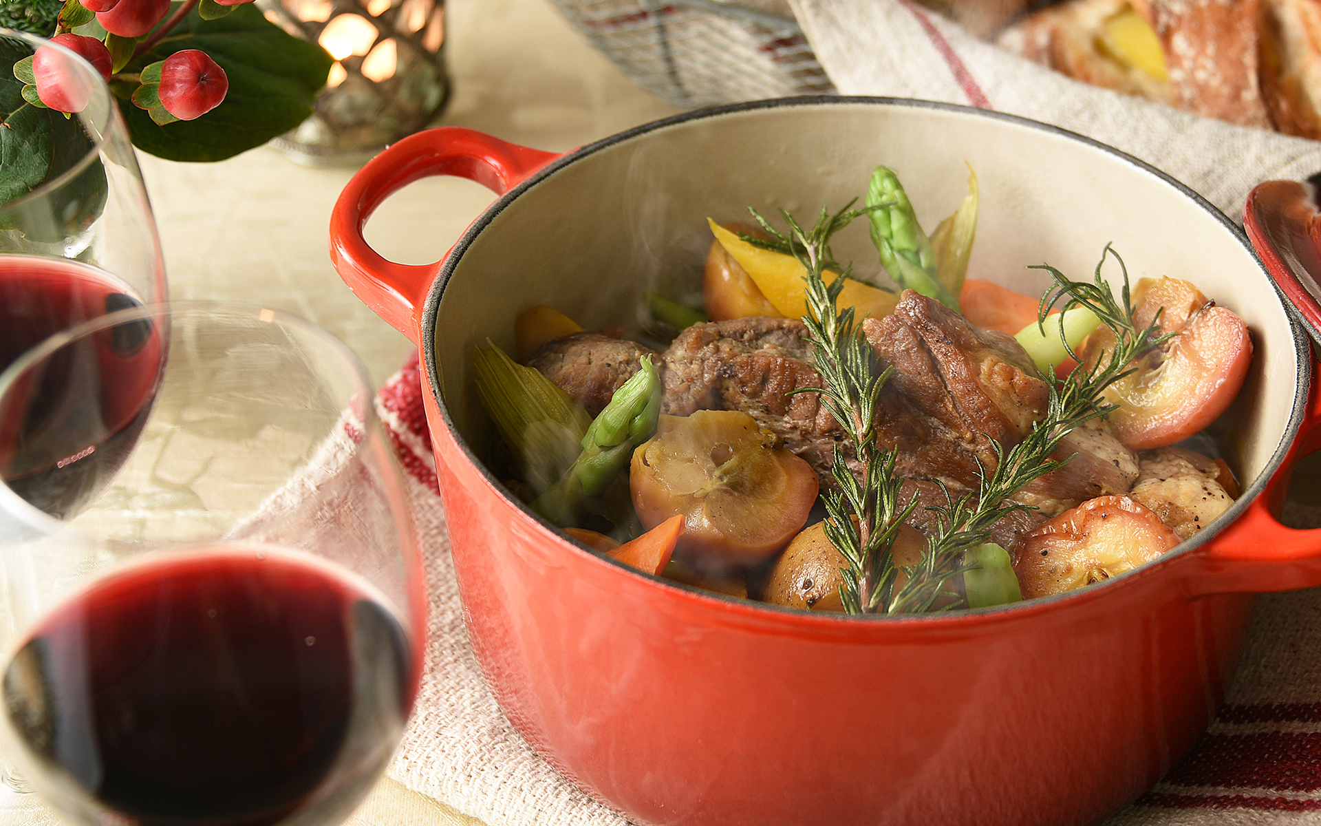 ariko shima miyajima煮豚用の豚肩ロース肉をキャベツと一緒にマスタード煮込みに。酸味のあるフレンチ マスタードが旨味に変わる。じっくり蒸し煮込みにしたキャベツがしっとりトロトロで甘ーい。キャベツは @akikawabokuenから送ってもらったもの。寒くなってき