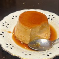 プリンは固め派？とろける派？, フライパンで10分で出来る固めプリンのご紹介🍮, ※お使いの型によって加熱時間の調整が必要です！,究極の固めプリン ,材料 1000㎖容器1つ, カラメル, ⚪︎グラニュー糖80g, ⚪︎水大さじ2, ⚪︎お湯大さじ1, 卵液,⚪︎卵 L 7個, ⚪︎砂糖105g, ⚪︎牛乳560g, ※卵1個に対しての分量は, 卵1,