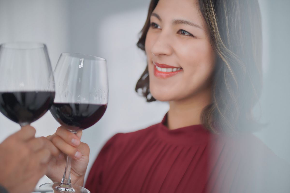 ご存知ですか？ワイングラスの正しい持ち方まとめ。 - BARLIFE - バーのある人生