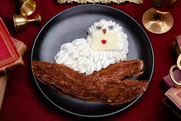 ハリー・ポッター』『ファンタビ』魔法CAFE博多店、新メニュー＆グッズが追加登場 ─ ズーウーのお好み焼き、ヘドウィグのモンブランなどTHERIVER