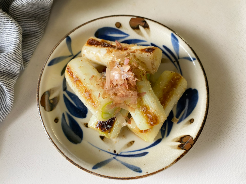 タコと万能ネギのおつまみ , お友達のおうちで食べて美味しかったので、再現してみました🎵,材料 , タコ足2本, 万能ネギ 4本,めんつゆ 無添加めんつゆ濃縮2倍を使いました 小さじ1, 大根お醤油麹 お醤油と大根おろしでもOK大さじ1, ごま油 小さじ1, ニンニク 適量,作り方 , ①タコを一口大に切る, ②ネギを小口切り, ③調味料を入れて混ぜる,