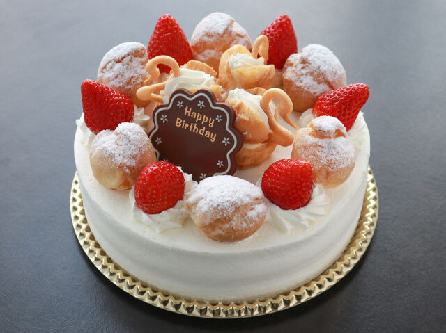 プチシューのツリー風デコレーション -- クリスマスデザートに！粉砂糖・ミックスベリーで華やかに