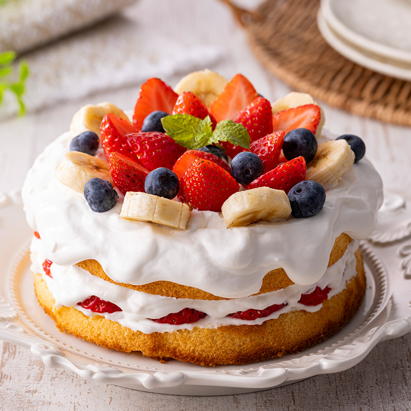 桃のショートケーキ ふんわりスポンジに北海道根釧のミルキーな生クリーム、フレッシュな桃を厚切りでサンドしたショートケーキです。 こちらも7月上旬まで。お誕生日などホールでもお作りできます。 ホールケーキは5〜4日前までにご予約いただけますと助かります