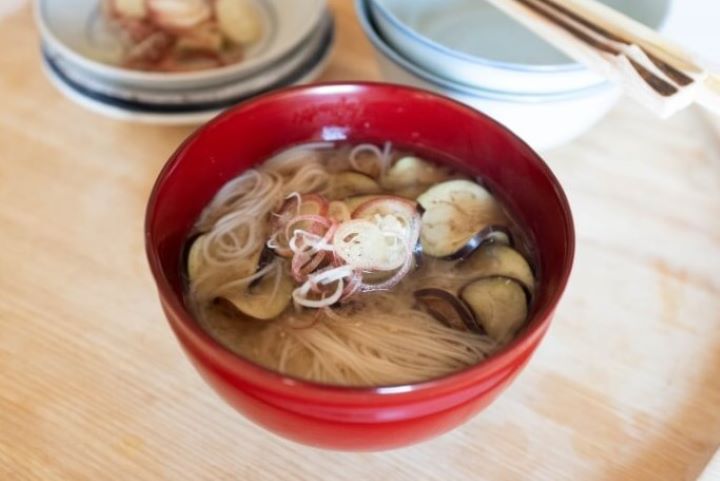 レンジ蒸しなすのみそ汁