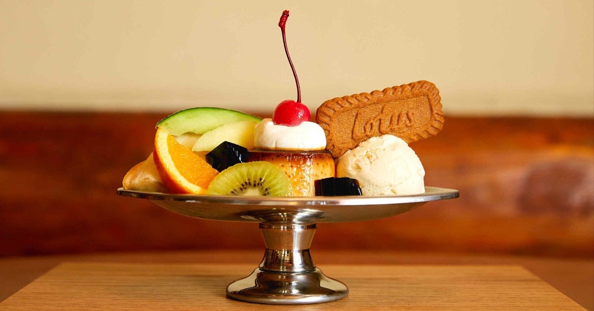 ちょっと懐かしい、喫茶店に出てきそうな昭和レトロなプリンの食品サンプル作りです。プリン の周りを着色し、カラメルソースをかけて本格的においしそうに作りましょう。バナナ、イチゴは型抜きから作り、その他のフルーツもツヤをかけて着色します。さらに、クリームを