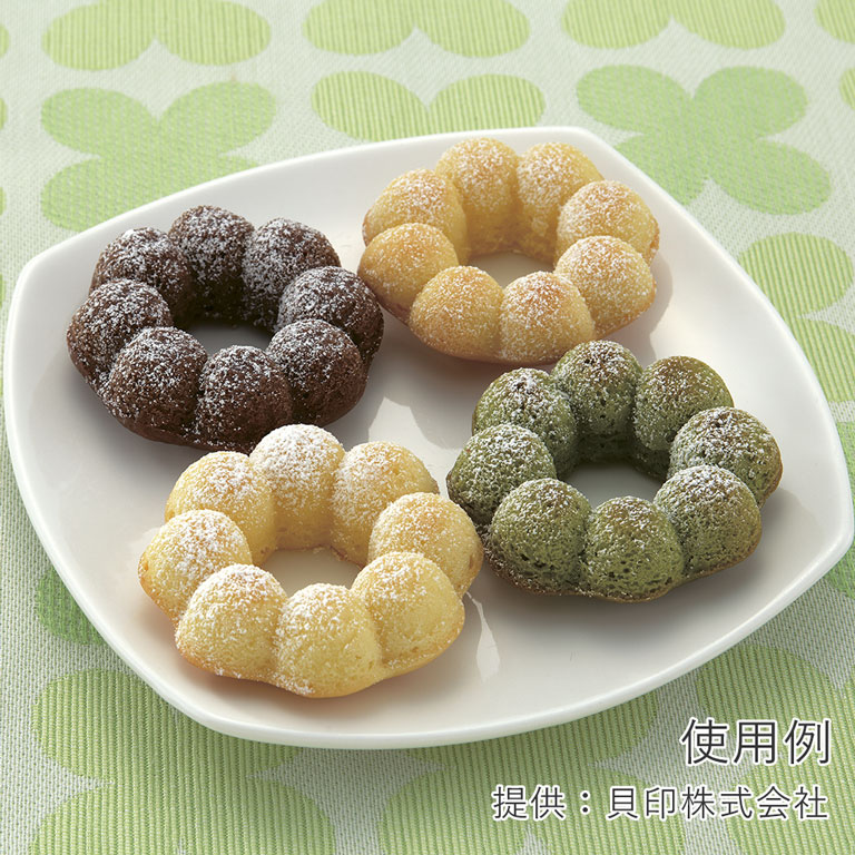 みーちゃんのごはん🍴♡離乳食→幼児食♡朝食🥞✨ 焼きドーナツ作りました♪ドーナツのおもちゃで遊んだりドーナツのYouTube見てて興味あるけど食べた事がなかったので焼いて作りました😆🍩嬉しそうでした *簡単レシピ ４個分 ダイソーのシリコンドーナツ型を使い