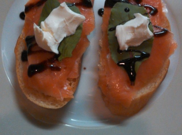 スモークサーモンとクリームチーズのサラダ