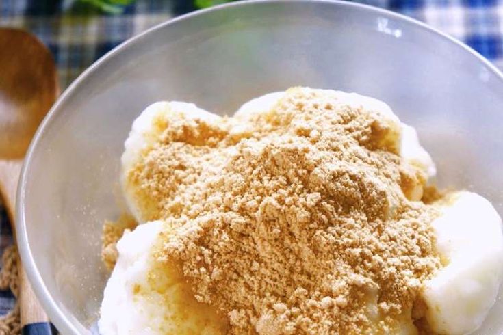 片栗粉で作る「ミルクわらび餅」のレシピを紹介します。練乳を入れてコクを出すのがポイントです - 春色ソレイユ