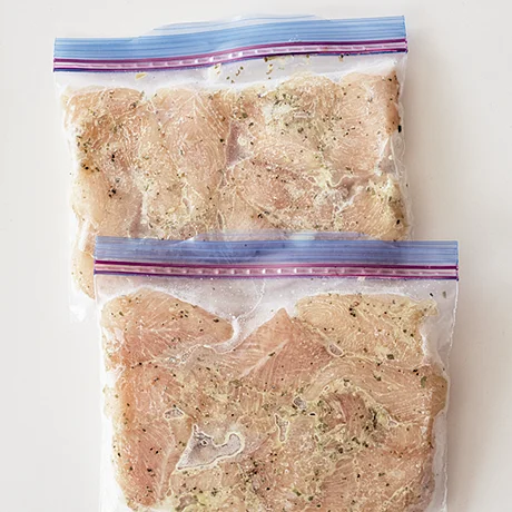 下味冷凍レシピ2品 ﻿ ﻿ ﻿ ▫️ささみの醤油マヨカツ﻿ ▫️柔らか塩麹マヨ焼き﻿ ﻿ ﻿ ﻿ ﻿ 大好きなささみで下味冷凍しました😊💕﻿酒とマヨネーズ入っているのでどちらも パサパサなりにくくふっくら柔らかく仕上がります☺︎﻿ ﻿ 「醤油マヨカツ」は卵を使わなくても手軽に