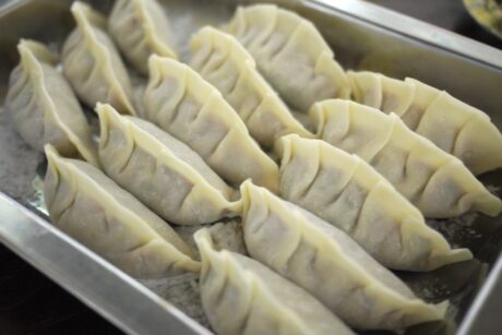 作りすぎてしまった餃子を上手に冷凍保存するには？ おいしい解凍法・焼き方も指南♪HugKum はぐくむ