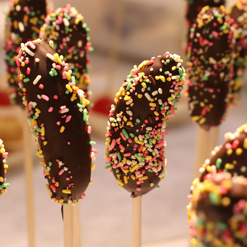 亀屋万年堂 冷やすとチョコがパリッ！？屋台のチョコバナナがやみつきの大福に！『チョコバナナ大福』 - AMADAN 甘党男子- スイーツ情報サイト