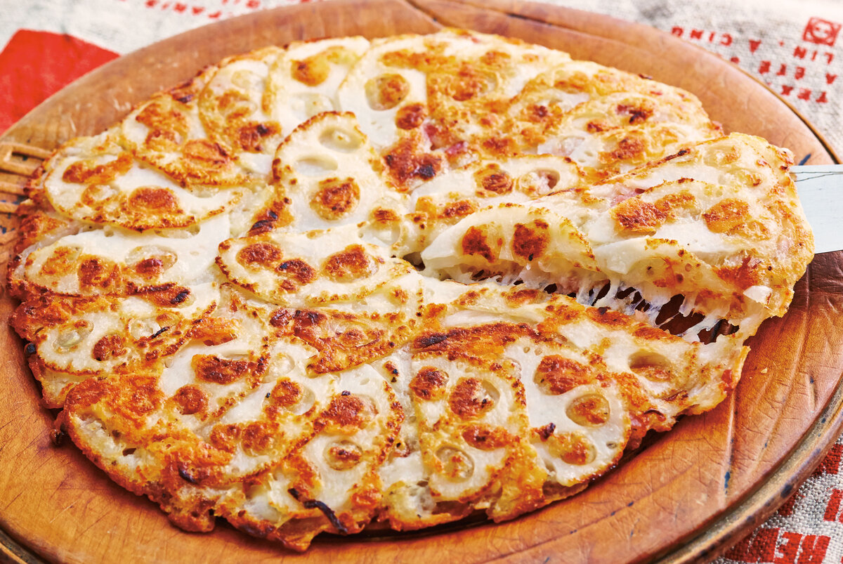 蓮根のガリモチッとガレット 小麦粉 適量 蓮根100g すりおろしにんにく1 4個 クミン適量 とろけるチーズ パプリカパウダー あれば 塩少々 ①蓮根をうすくスライスする。水にさらさず、ビニール袋に入れ、すりおろしニンニクと片栗粉をうすく全体にまぶすくらいに入れる