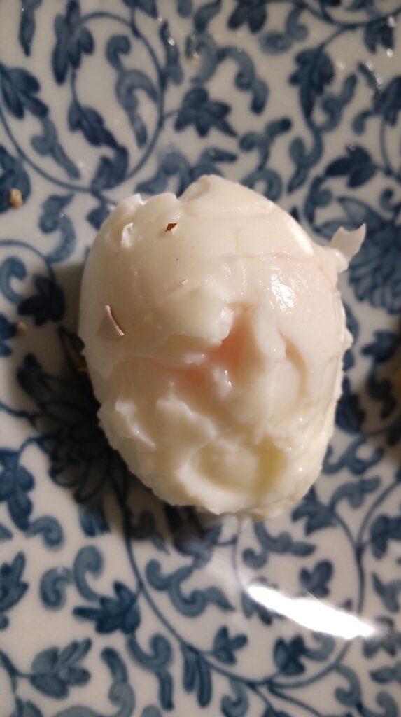 水は1cmでOK！「 フライパンで作る半熟ゆで卵」このレシピのポイントは↓の投稿文をチェックしてくださいね✨⁠, .⁠,----------------------------------⁠, ✍️このレシピのポイントは ⁠, .⁠,​✔️フライパンで簡単＆時短調理◎, ✔️フライパンと蓋があれはOK！, ✔️半熟のたまごがおいしい😋,