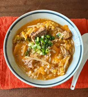 4分で完成、タンパク質25.9g「サバ缶キムチオートミール雑炊」をオートミールビギナーに 管理栄養士のボディメイクめし- メシ通ホットペッパーグルメ