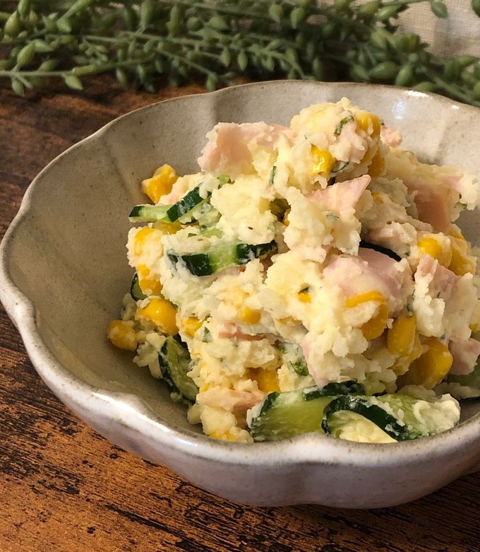 365日のポテトサラダ旅するポテサラ屋POTEMILYday362ポテサラはマッシュするだけじゃない。きょうもボウルごと食べちゃう オクラとちくわキューリのわさびマヨポテサラ 歯ごたえのある夏野菜をクリームチーズとわさびマヨネーズで和えてみた😋身の引き締まった発色