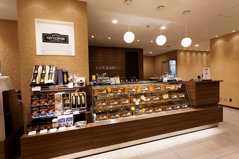 堀口珈琲 -狛江店店頭ショーケース狛江店の豆販売のディスプレイが変わりました。少しおしゃれな雰囲気に変更です。並べられる数も増えたので今までより多くの種類を販売しております。堀口珈琲狛江店 小川堀口珈琲horiguchicoffeecoffee珈琲コーヒー