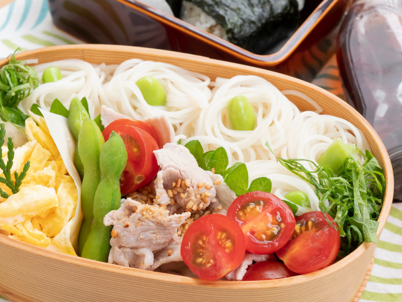 そうめん弁当, ., スープジャーにつけ汁と, 塩麹漬け鶏ハムとそうめんのお弁当, .,白だしベースの付け汁を入れて、そうめんと鶏ハムを付けるよ🍱, ., 暑くなってきて、食欲がない時にもツルっとさっぱりなメニューで😁, ., .,白だしベースのつけ汁, 白だし20cc 2倍濃縮, 水120cc, 醤油小さじ1, 砂糖小さじ1 2, そうめんには米油を絡めると,