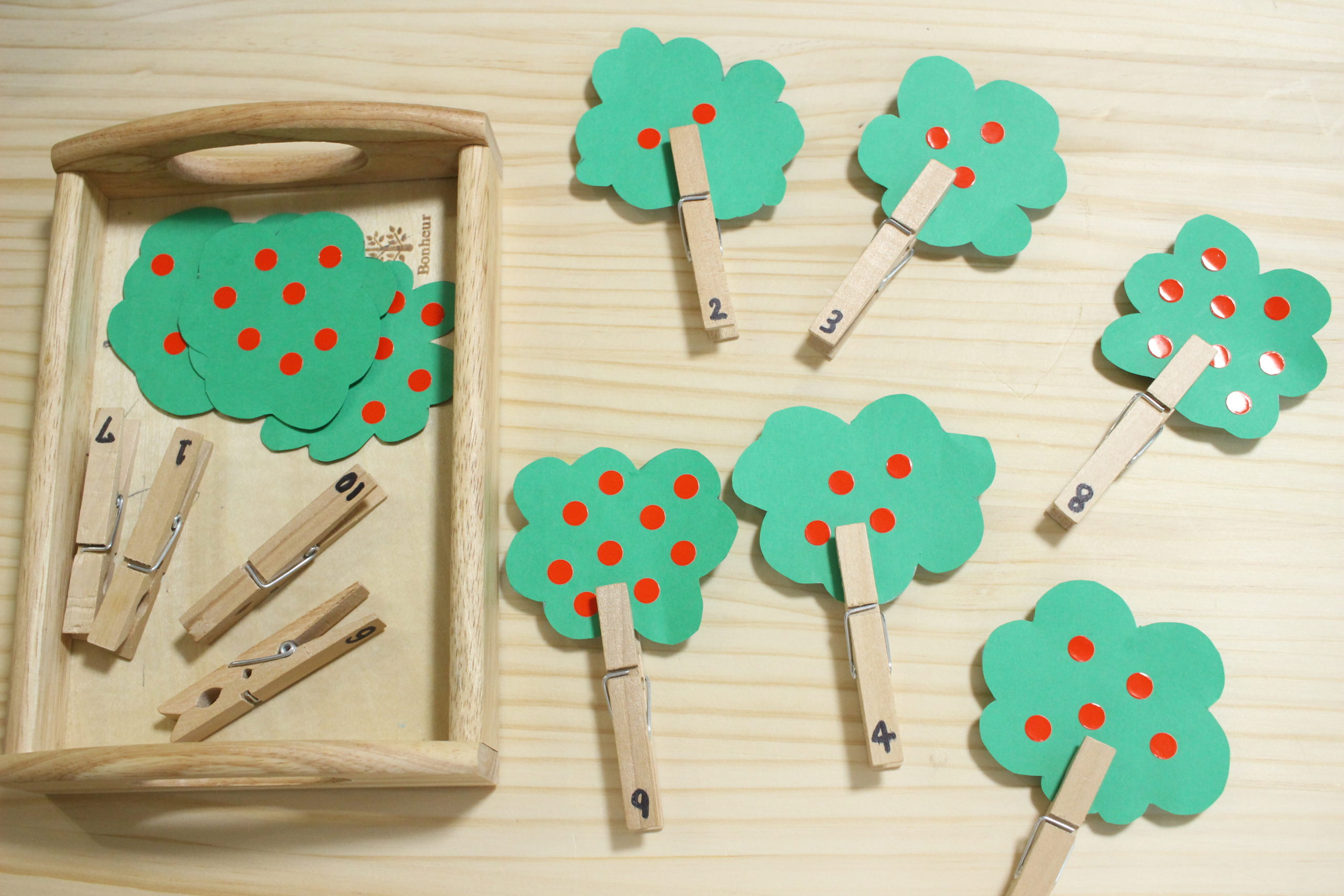 カラフルな洗濯ばさみで楽しく知育遊び