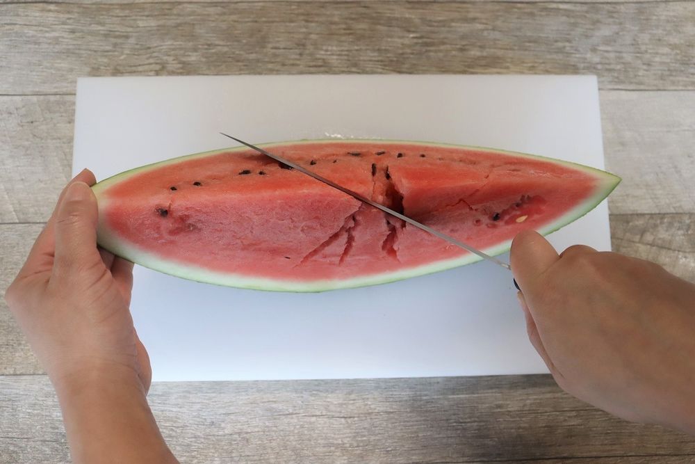スイカの切り方 甘さ均等&種取り簡単な方法。サイコロやスティックもほほえみごはん-冷凍で食を豊かに-ニチレイフーズ
